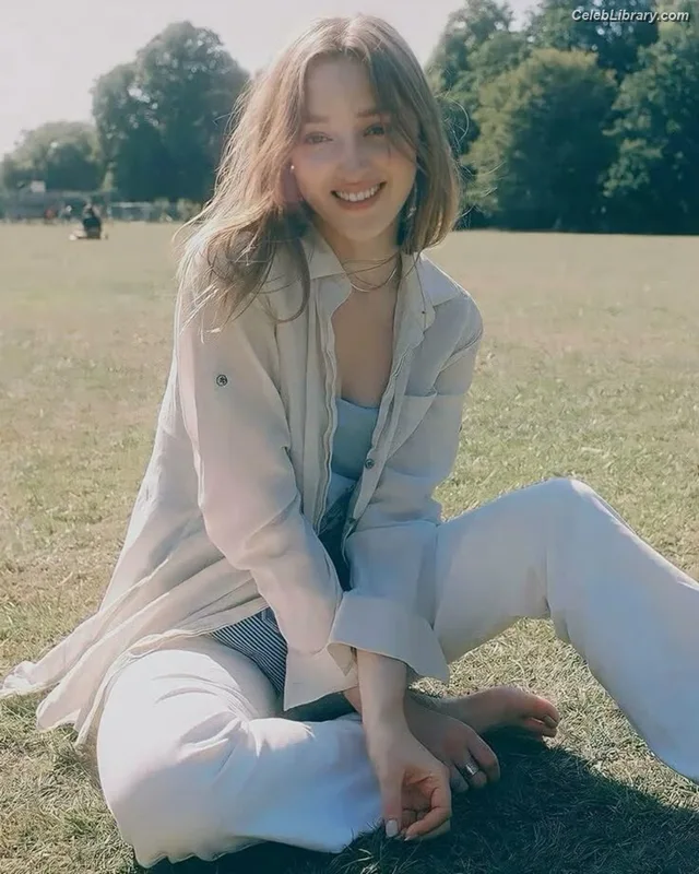 Phoebe Dynevor photo 17 of 169