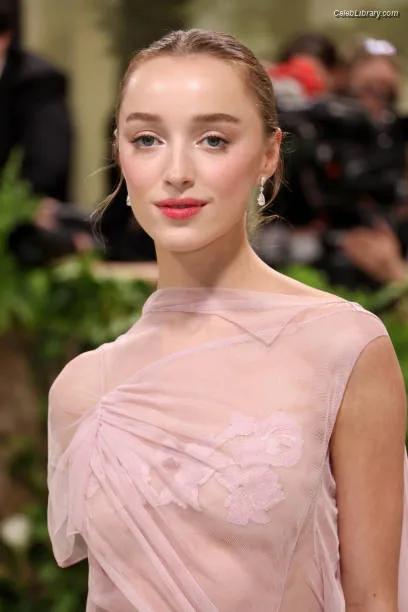 Phoebe Dynevor photo 21 of 169