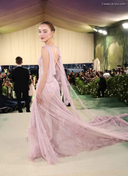 Phoebe Dynevor photo 22 of 169