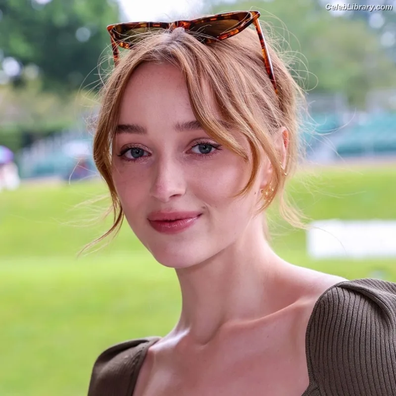 Phoebe Dynevor photo 23 of 169