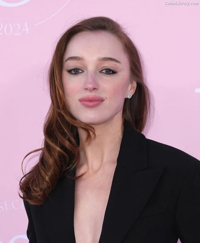 Phoebe Dynevor photo 10 of 169