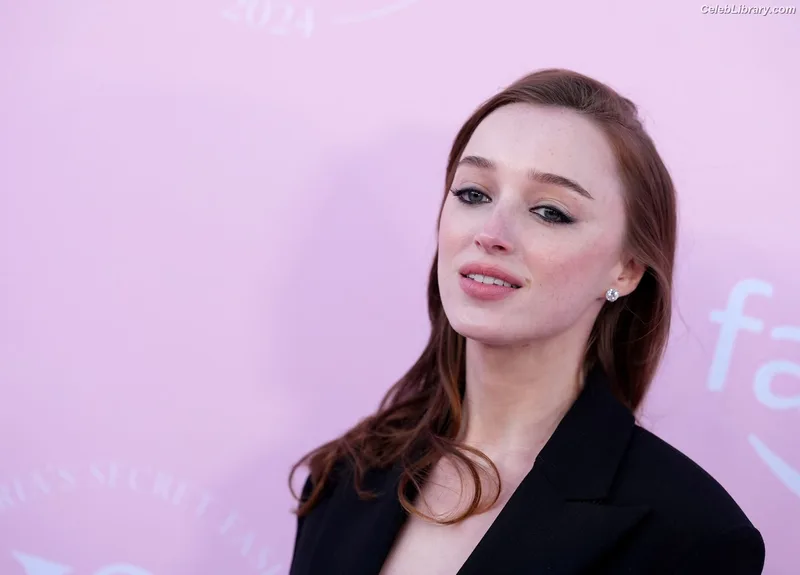 Phoebe Dynevor photo 11 of 169