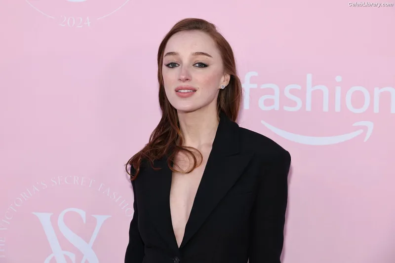 Phoebe Dynevor photo 14 of 169