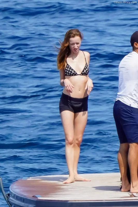Phoebe Dynevor photo 3 of 169