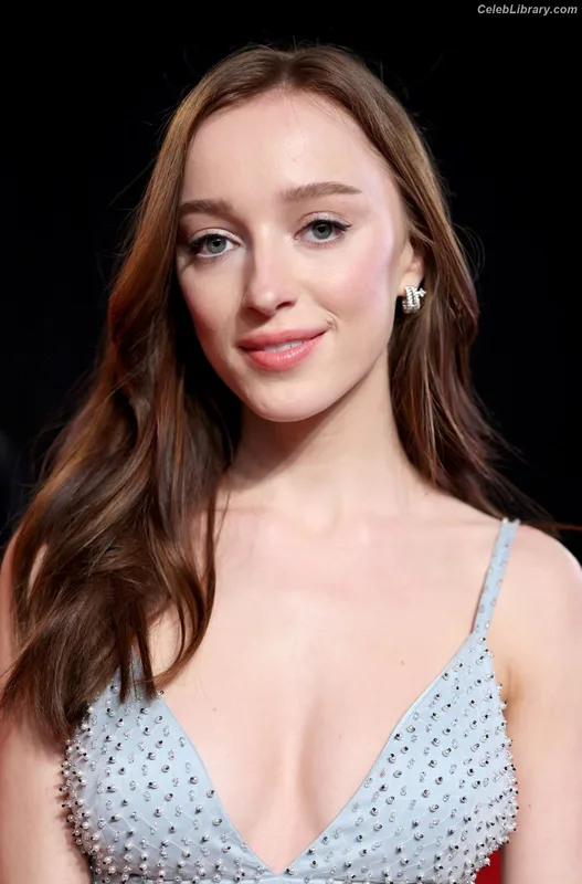 Phoebe Dynevor photo 18 of 169
