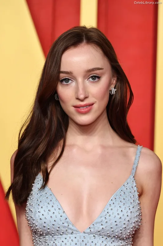 Phoebe Dynevor photo 21 of 169