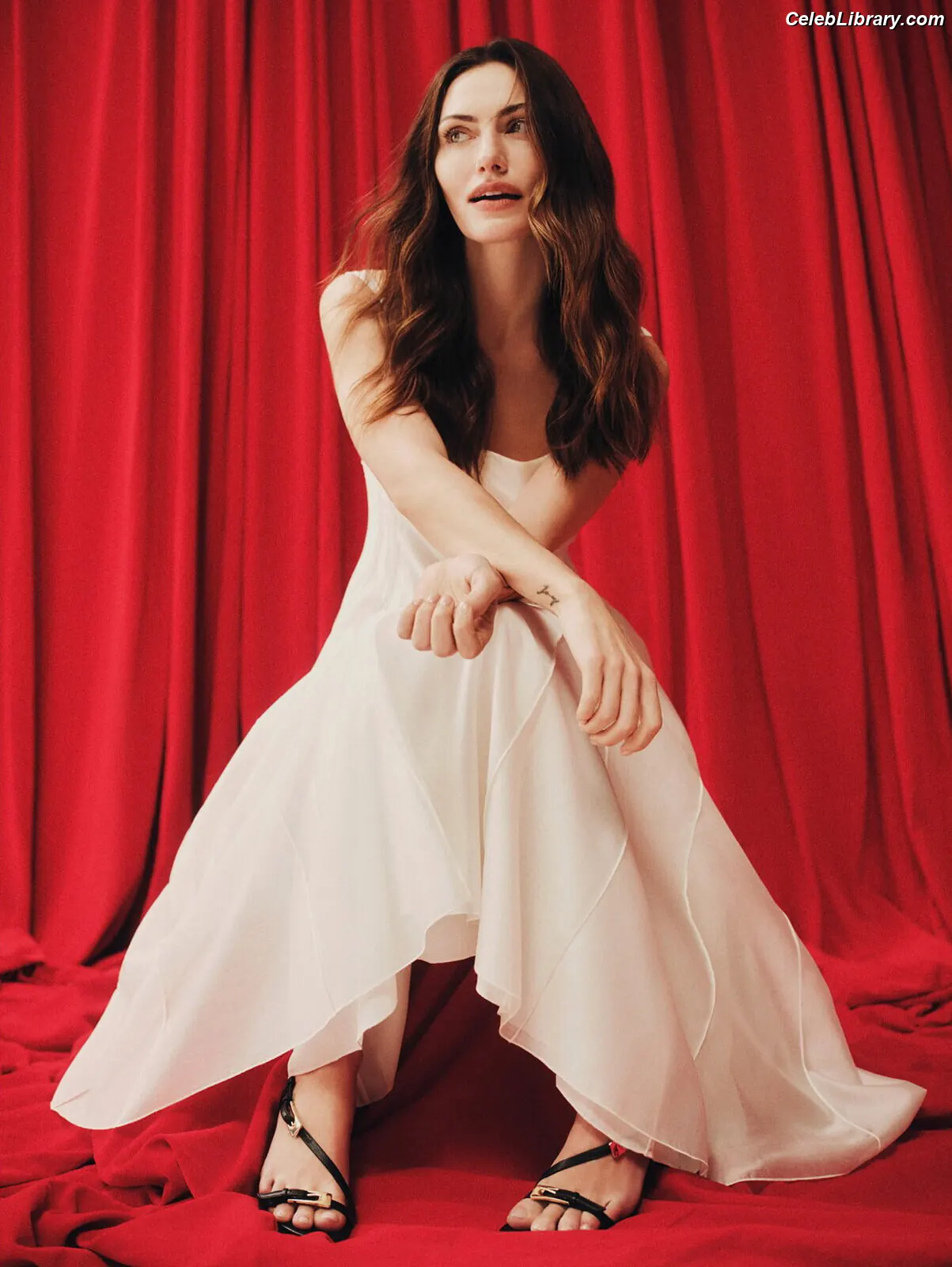 Phoebe Tonkin photo 5 of 330