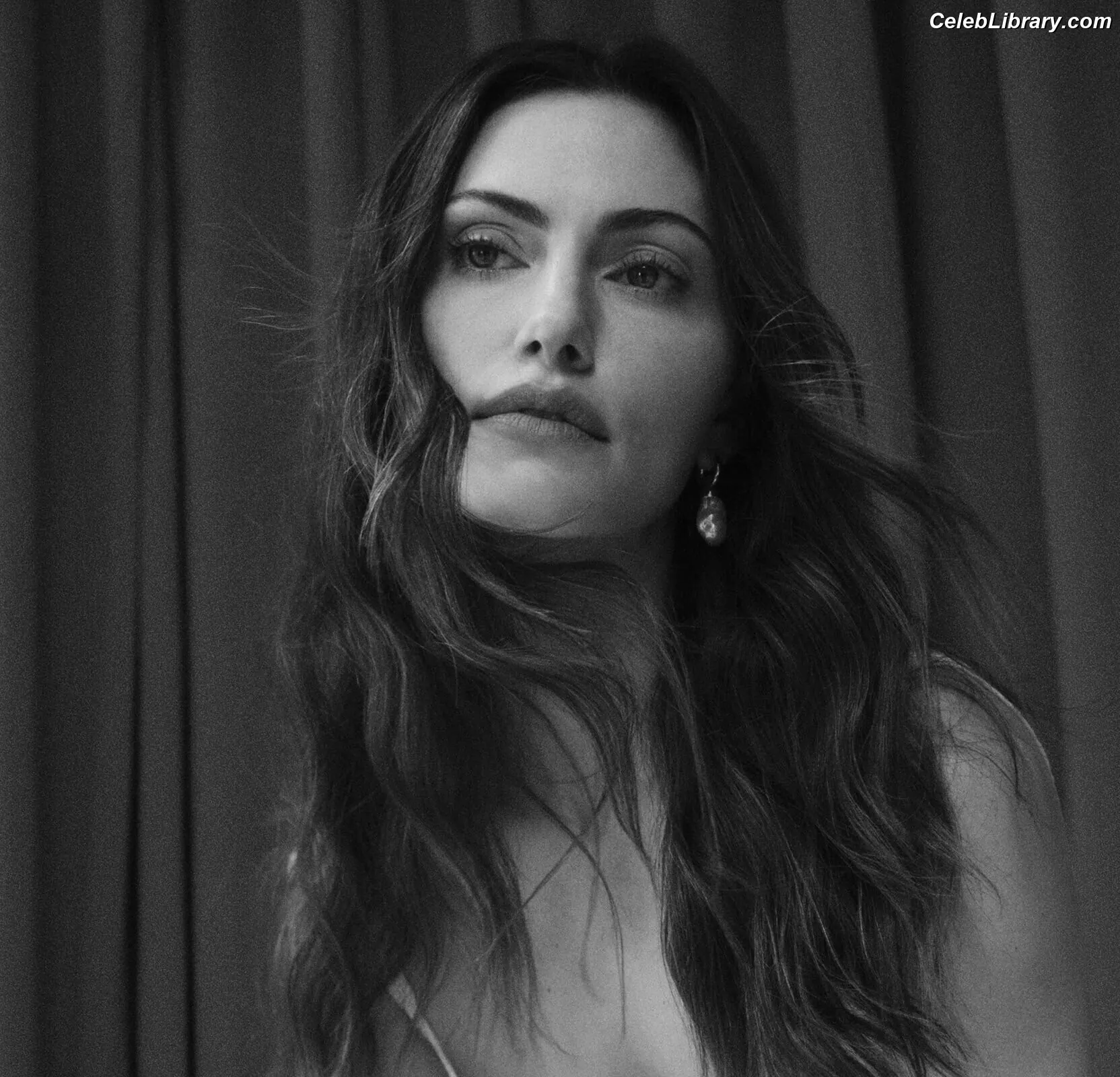 Phoebe Tonkin photo 6 of 330