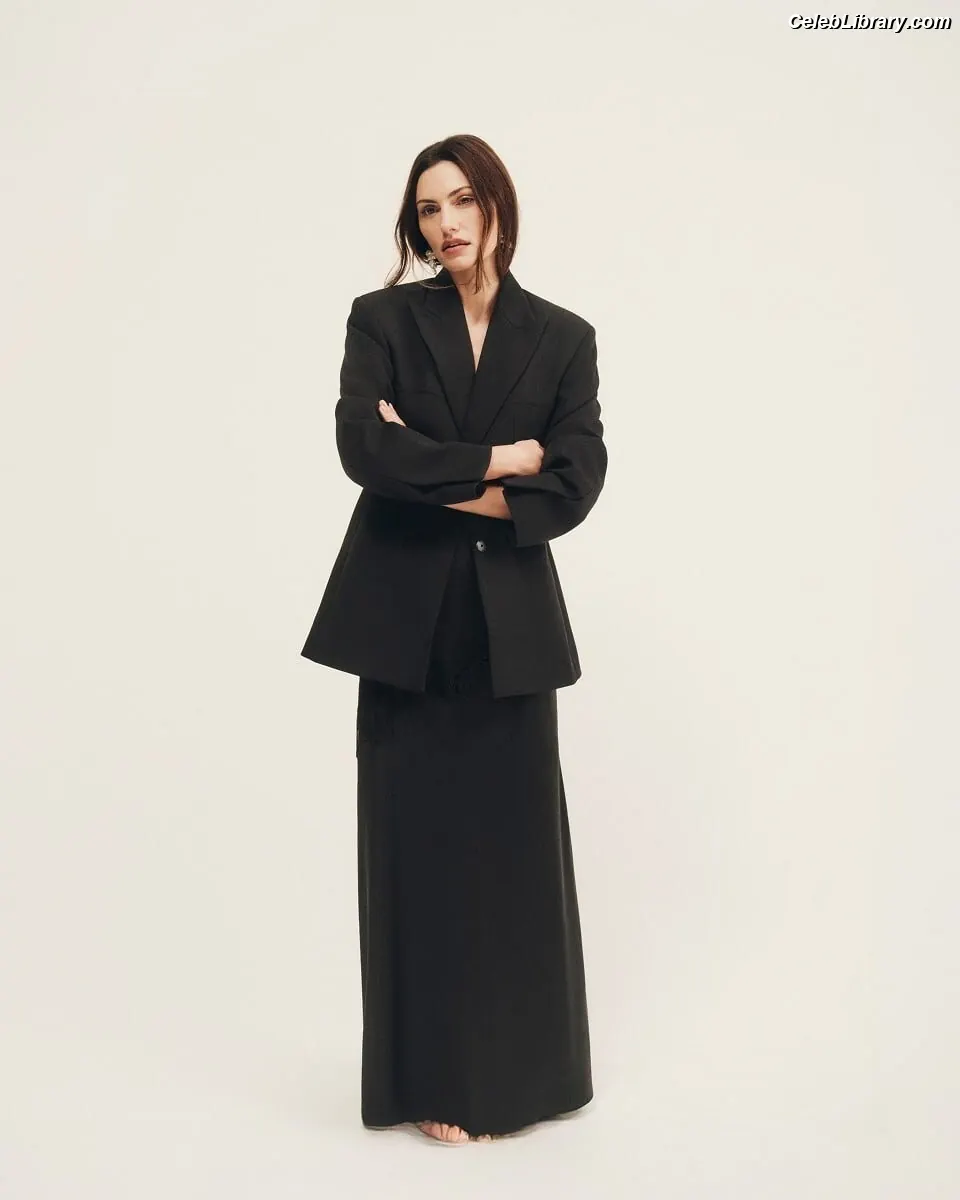 Phoebe Tonkin photo 9 of 330