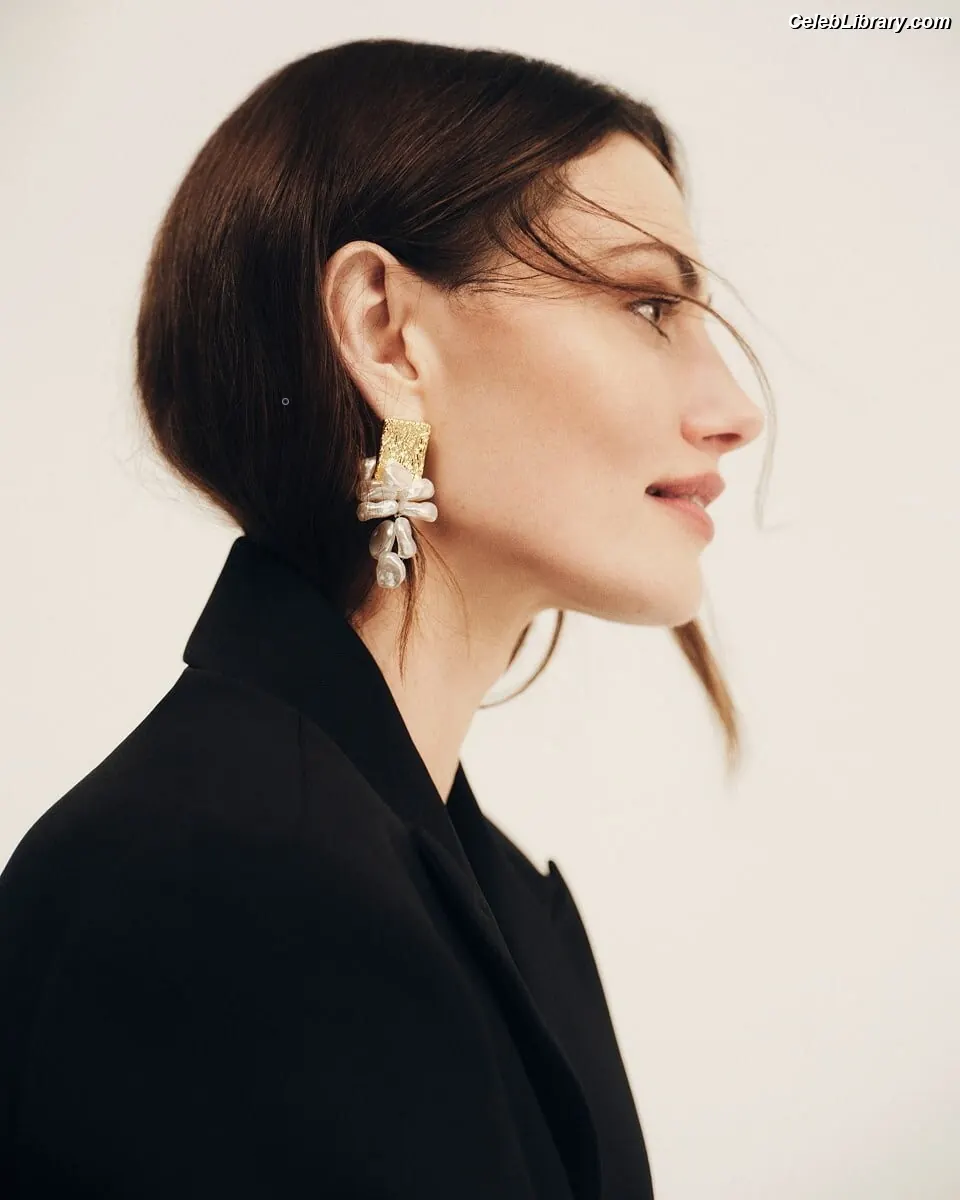 Phoebe Tonkin photo 10 of 330