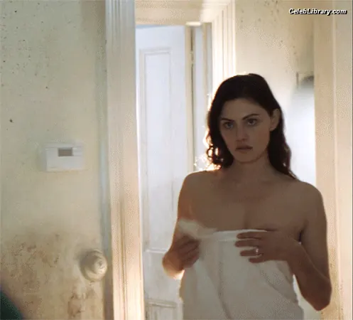 Phoebe Tonkin photo 3 of 330