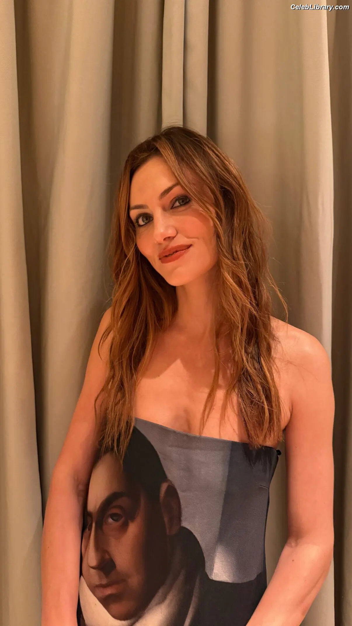 Phoebe Tonkin photo 10 of 330