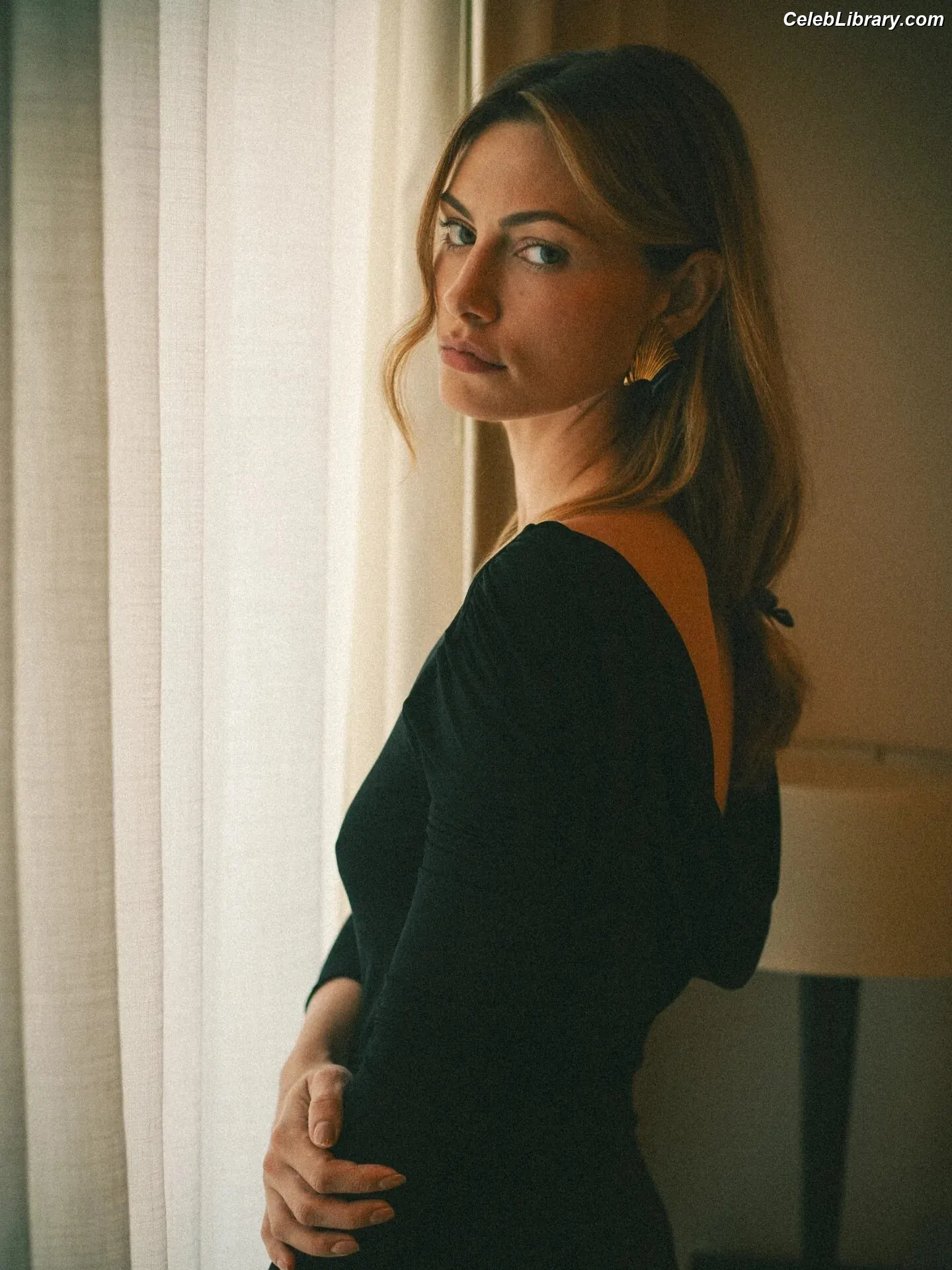 Phoebe Tonkin photo 21 of 330