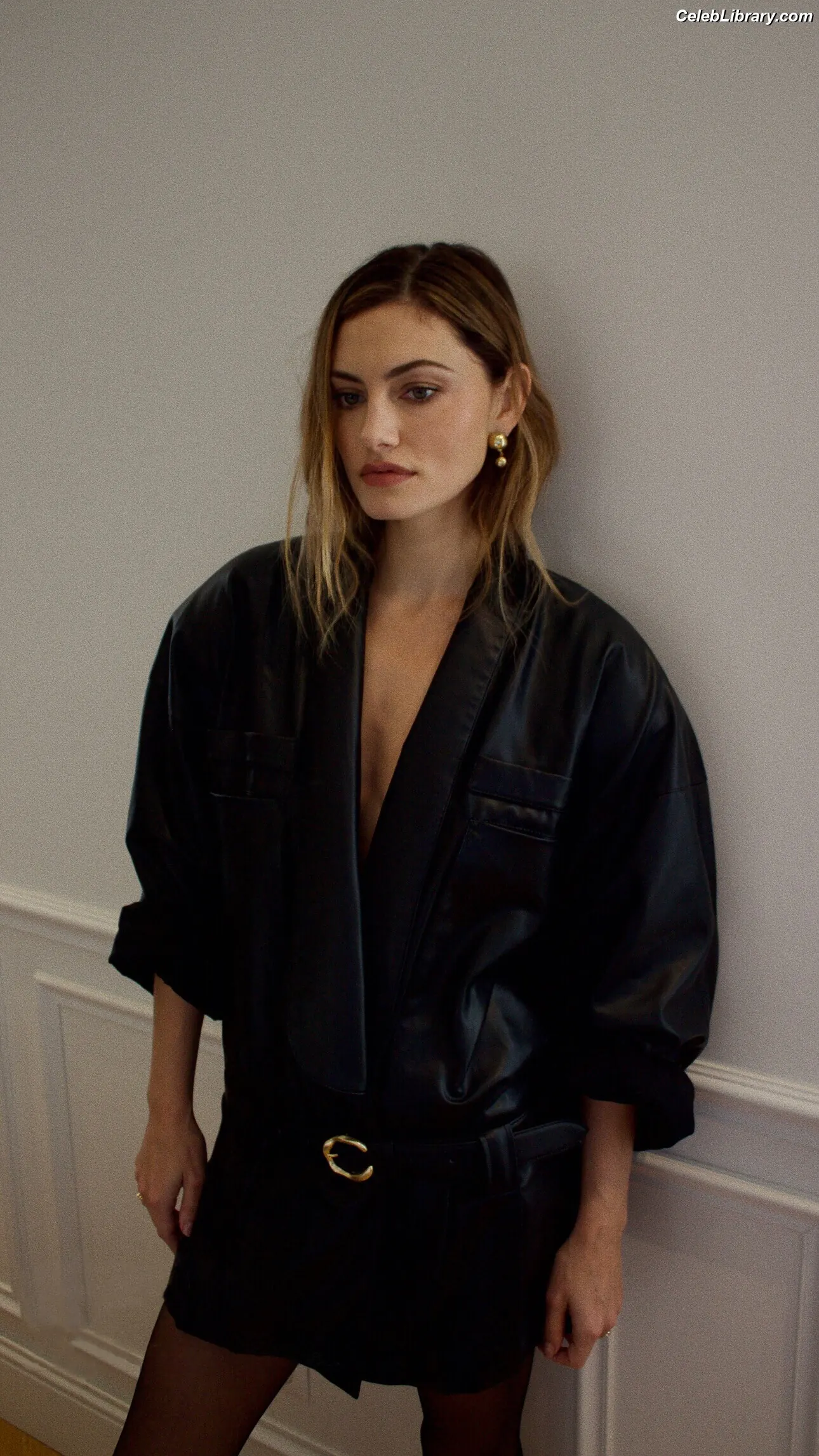 Phoebe Tonkin photo 18 of 330