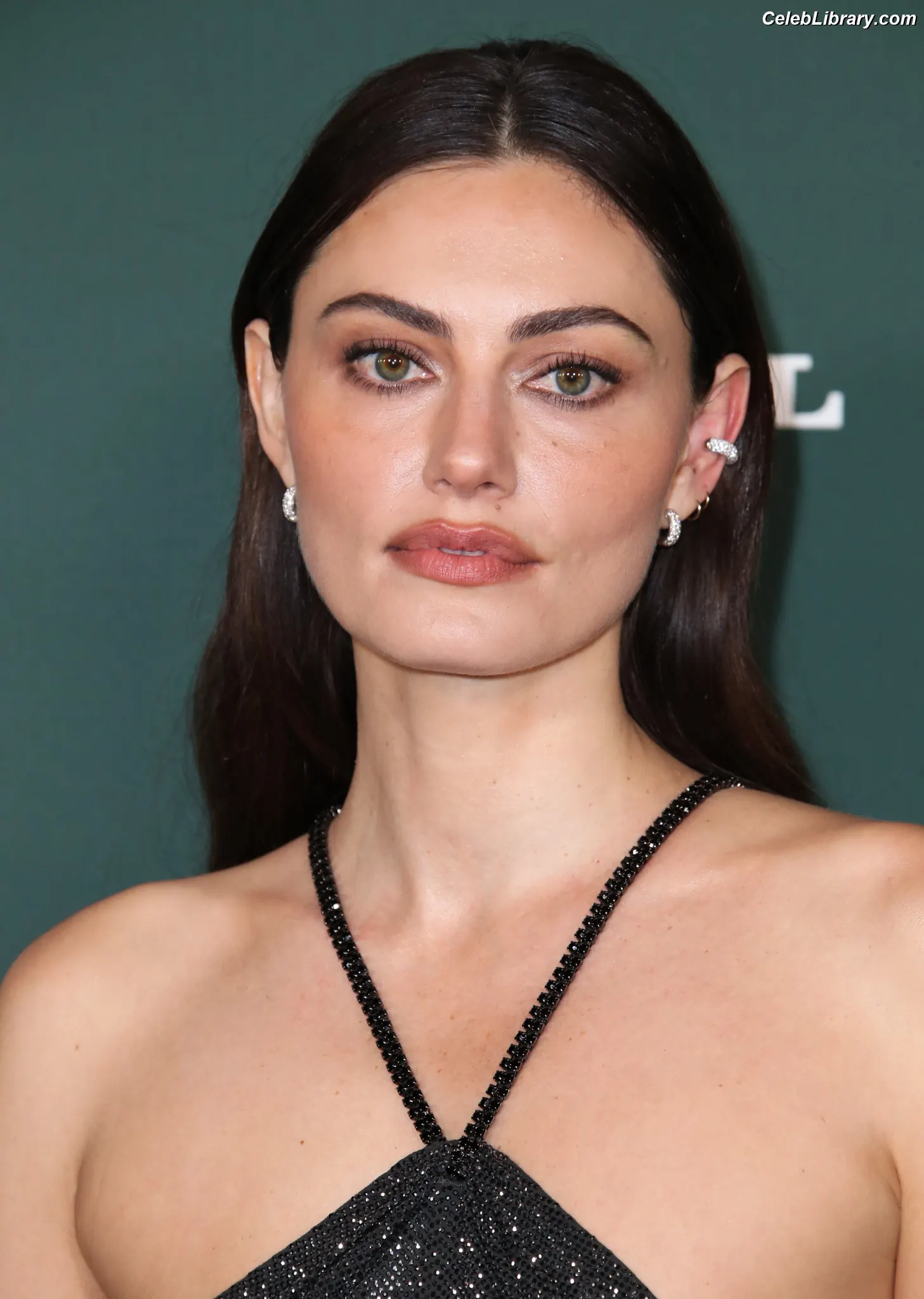 Phoebe Tonkin photo 12 of 330