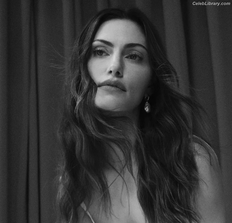 Phoebe Tonkin photo 5 of 327