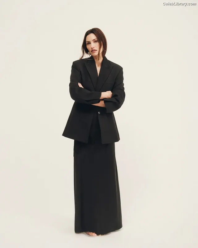 Phoebe Tonkin photo 8 of 327