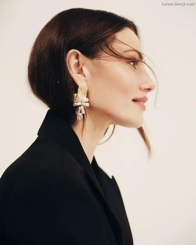 Phoebe Tonkin photo 9 of 327