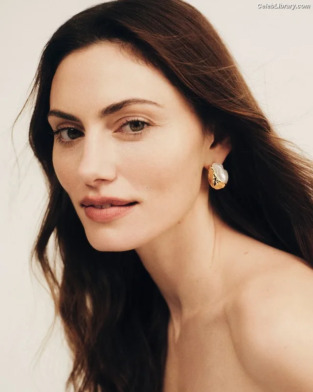 Phoebe Tonkin photo 13 of 327