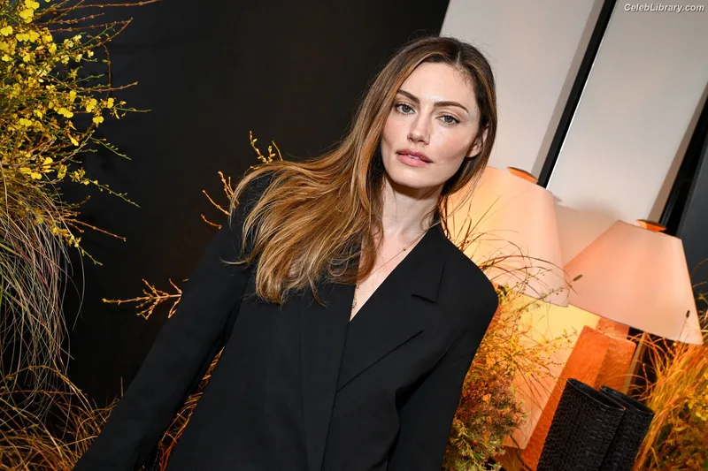 Phoebe Tonkin photo 20 of 327