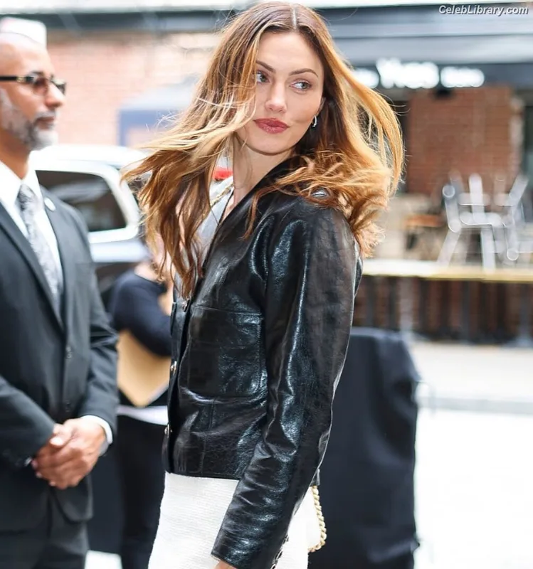 Phoebe Tonkin photo 1 of 327