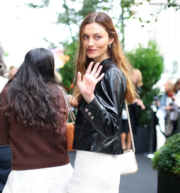 Phoebe Tonkin photo 3 of 327