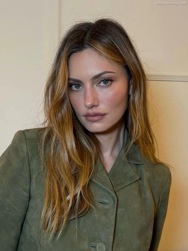Phoebe Tonkin photo 12 of 327