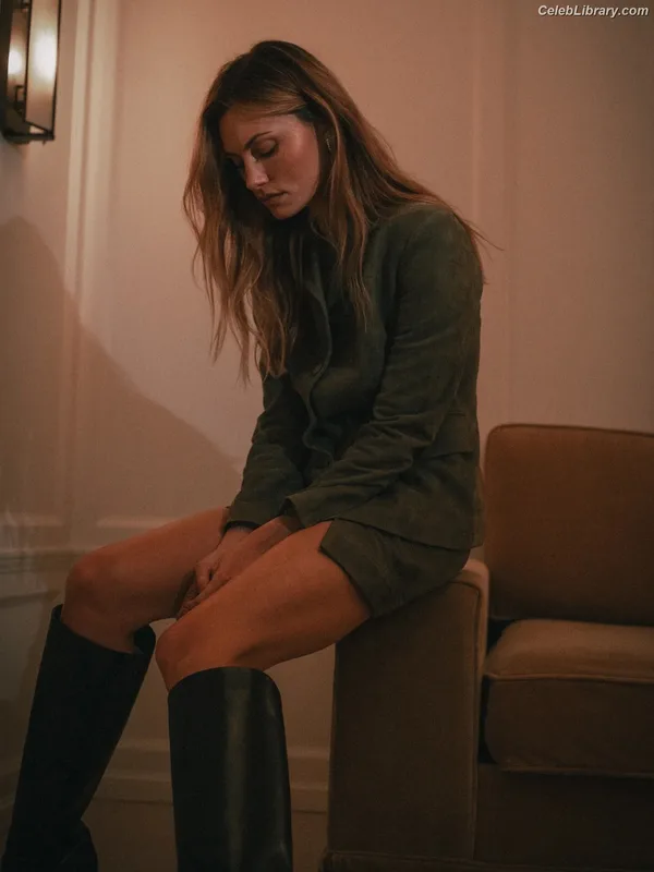 Phoebe Tonkin photo 14 of 327