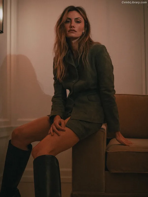 Phoebe Tonkin photo 15 of 327