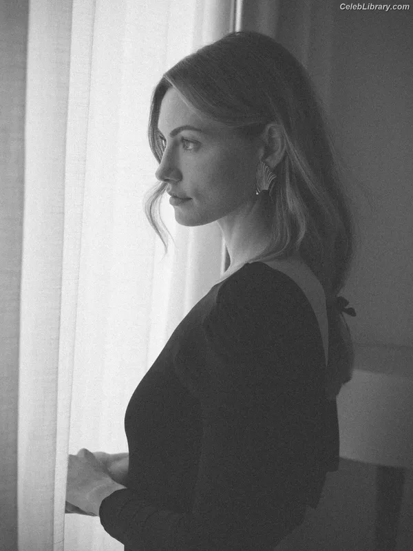 Phoebe Tonkin photo 18 of 327