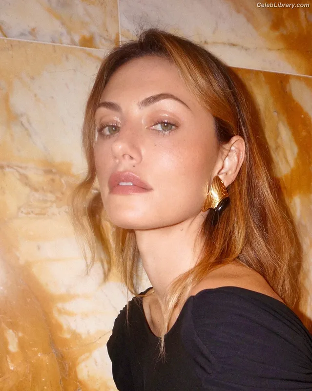 Phoebe Tonkin photo 23 of 327