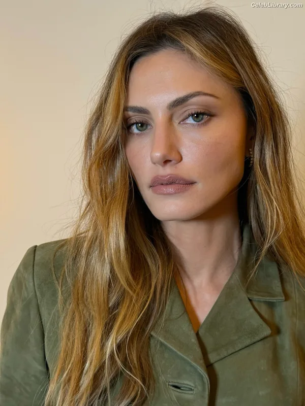 Phoebe Tonkin photo 3 of 327