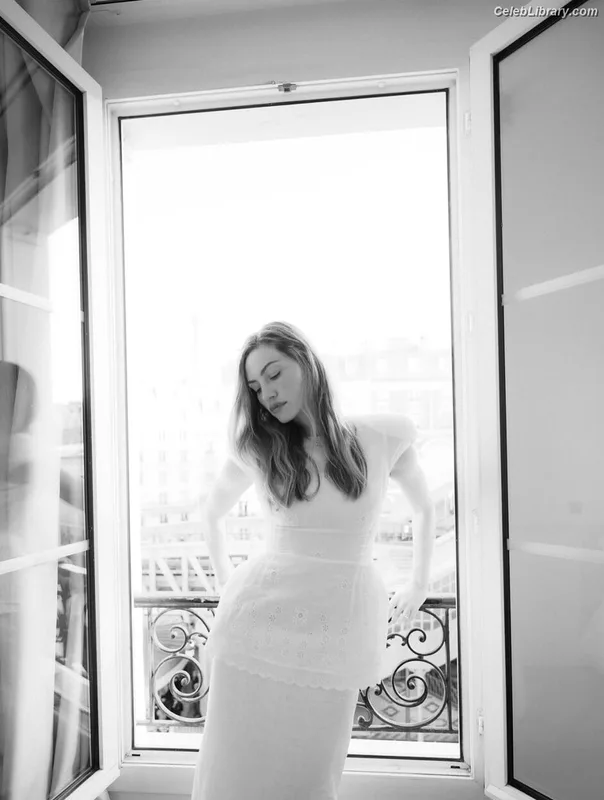 Phoebe Tonkin photo 4 of 327