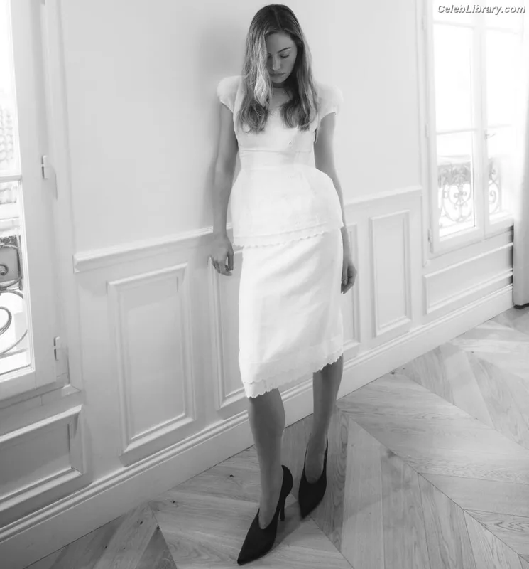 Phoebe Tonkin photo 7 of 327