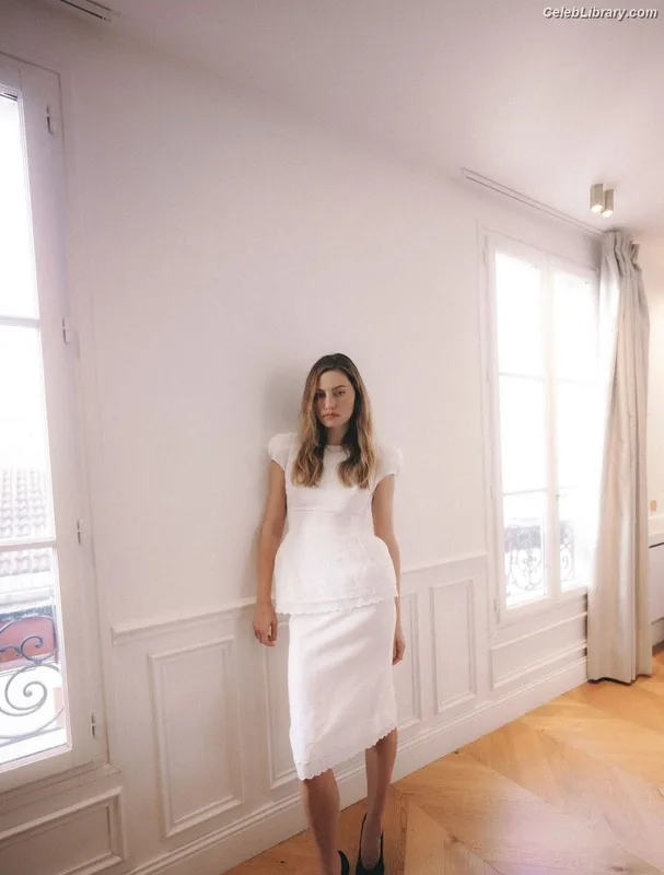 Phoebe Tonkin photo 8 of 327