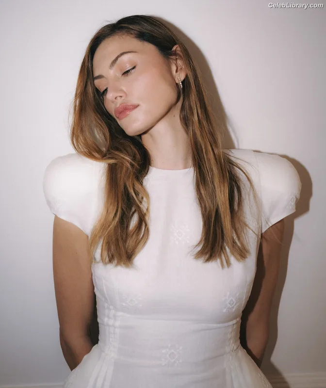 Phoebe Tonkin photo 12 of 327