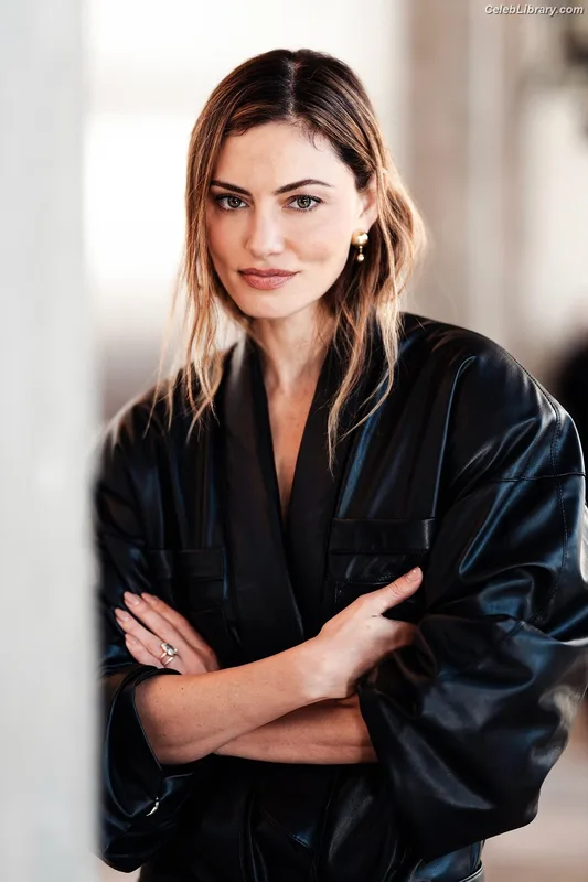 Phoebe Tonkin photo 15 of 327
