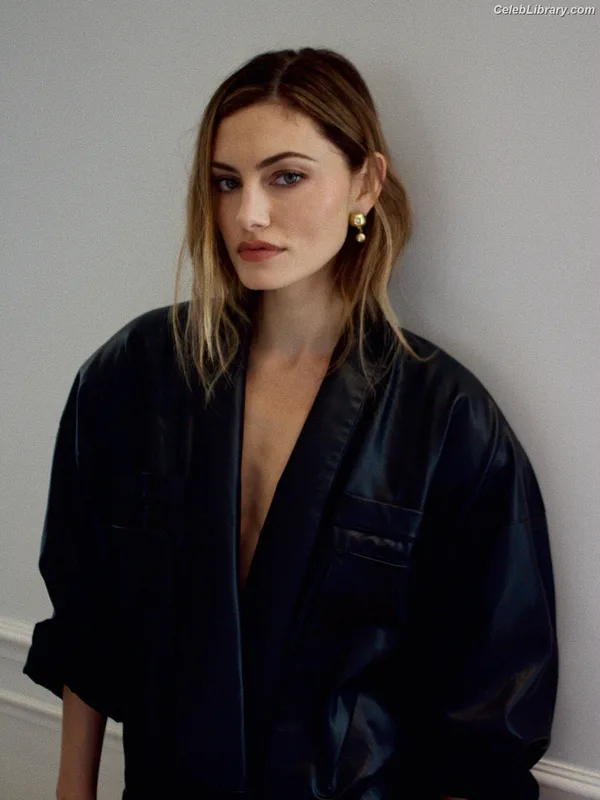 Phoebe Tonkin photo 16 of 327