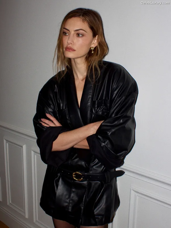 Phoebe Tonkin photo 17 of 327
