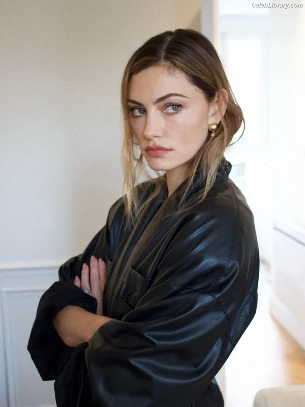 Phoebe Tonkin photo 18 of 327