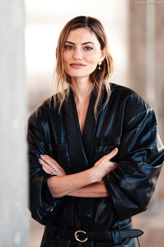 Phoebe Tonkin photo 2 of 327
