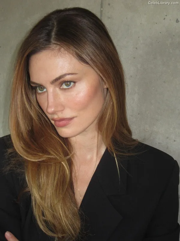 Phoebe Tonkin photo 7 of 327
