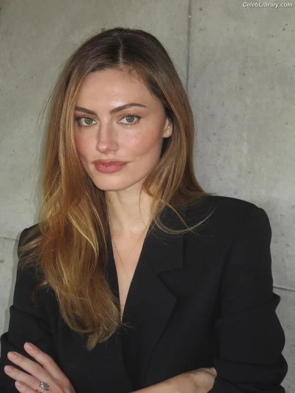 Phoebe Tonkin photo 8 of 327