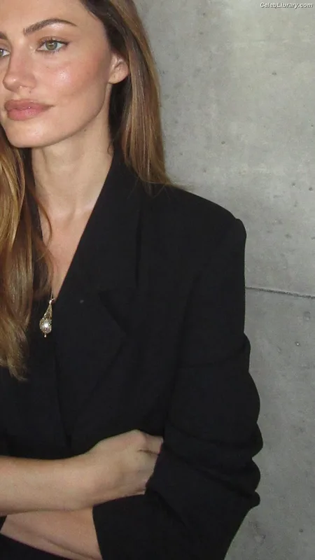 Phoebe Tonkin photo 9 of 327