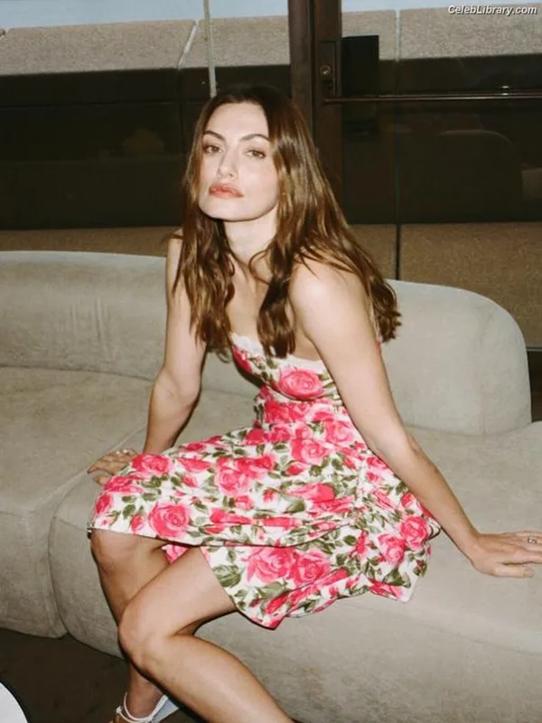 Phoebe Tonkin photo 3 of 327