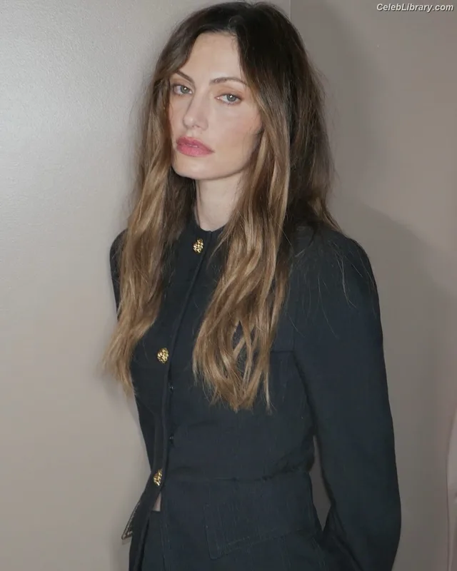 Phoebe Tonkin photo 23 of 327