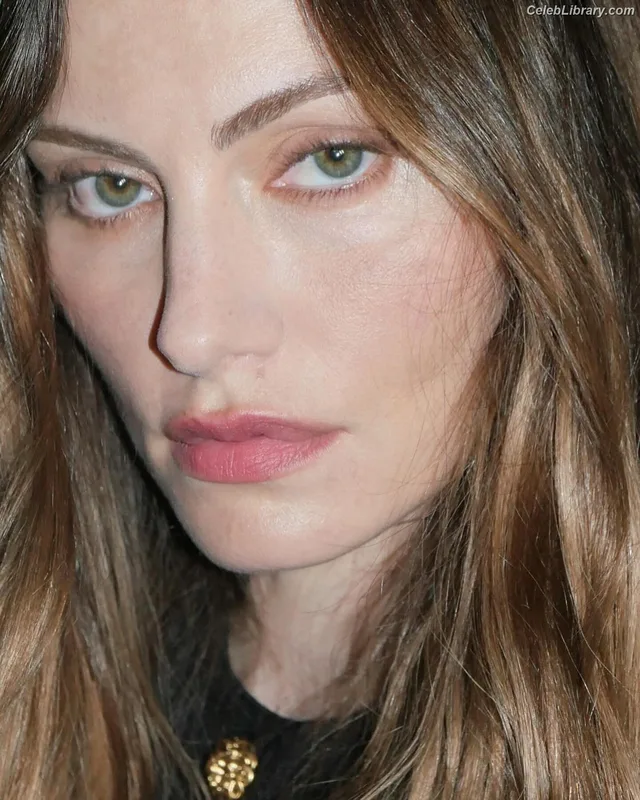 Phoebe Tonkin photo 2 of 327