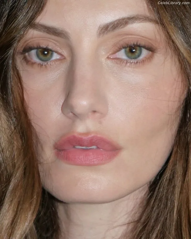 Phoebe Tonkin photo 3 of 327