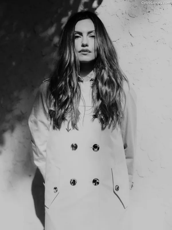 Phoebe Tonkin photo 10 of 327