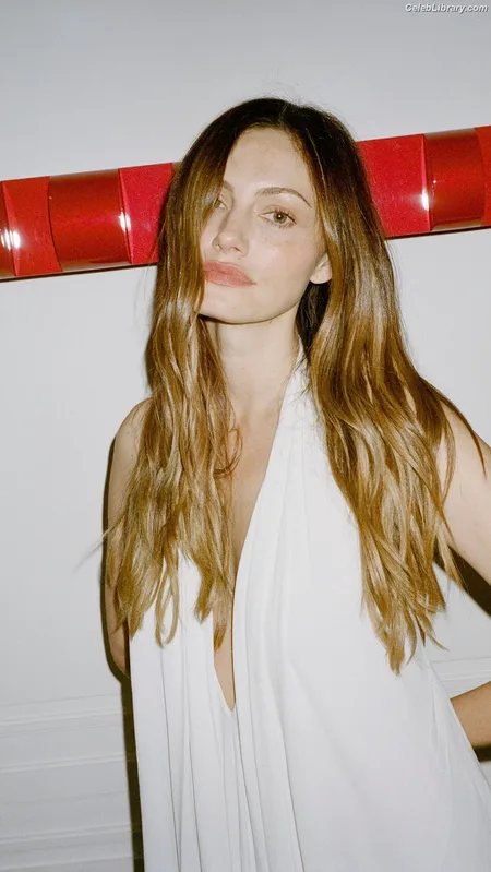 Phoebe Tonkin photo 16 of 327